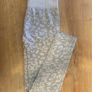 Forever 21 grey seamless leopard leggings Small